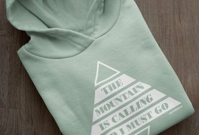 MQ THE MOUNTAIN IS CALLING - Organic Hoodie Unisex